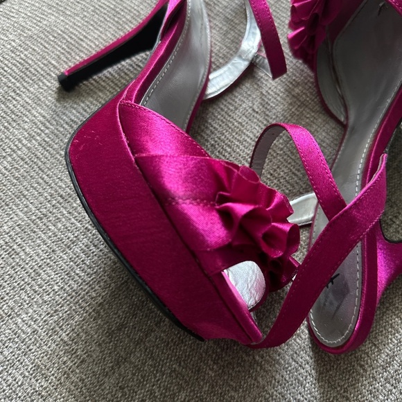 FIONI Magenta Ruffle Heels Size 8 - Picture 3 of 7